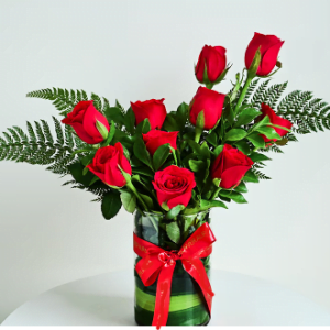 10 RED ROSE IN VASE WITH FERN