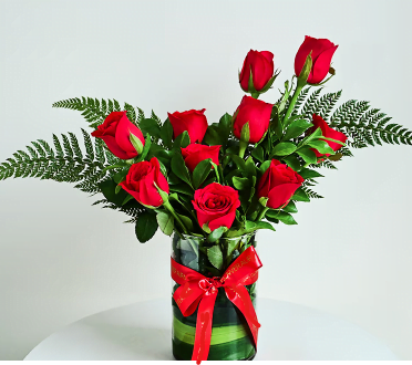 10 RED ROSE IN VASE WITH FERN 10 RED ROSE IN VASE WITH FERN